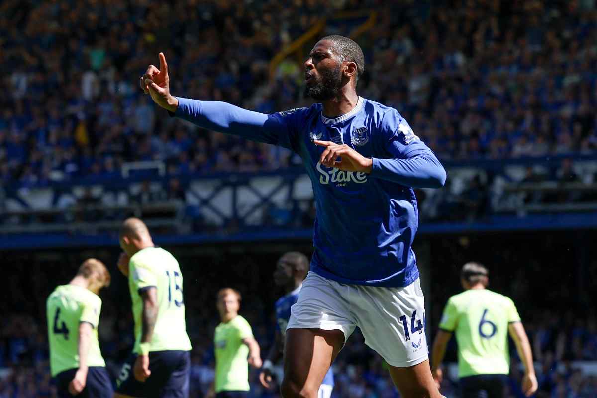 Beto con la maglia dell'Everton