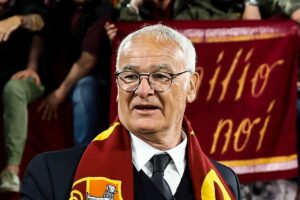 Claudio Ranieri premiato sotto la Curva Sud