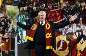 Claudio Ranieri festeggiato sotto la Curva Sud