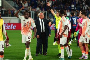 Claudio Ranieri protesta con l'arbitro a Bergamo
