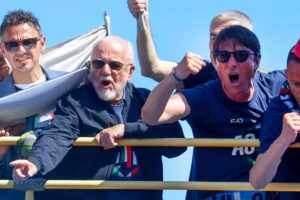 Conte e De Laurentiis festeggiano sul pullman