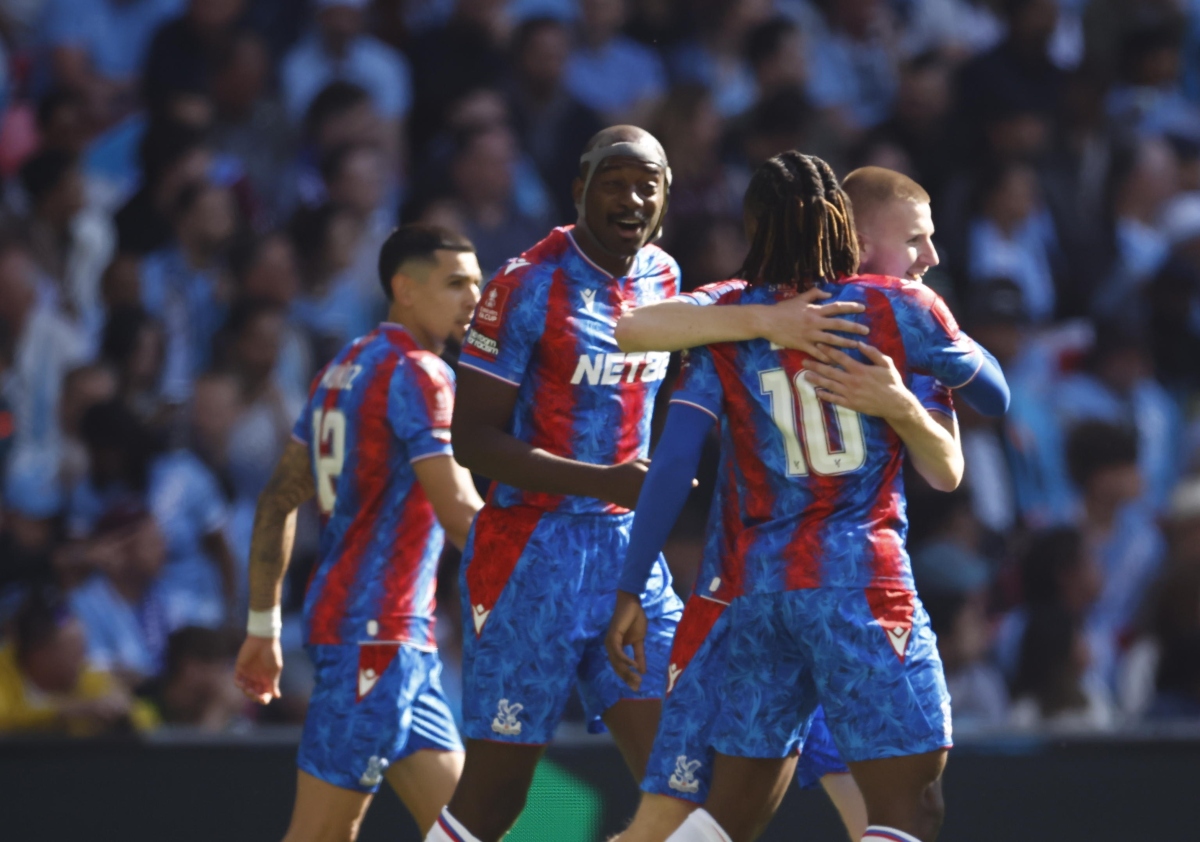 I calciatori del Crystal Palace si abbracciano dopo il gol di Eze in finale di FA Cup.
