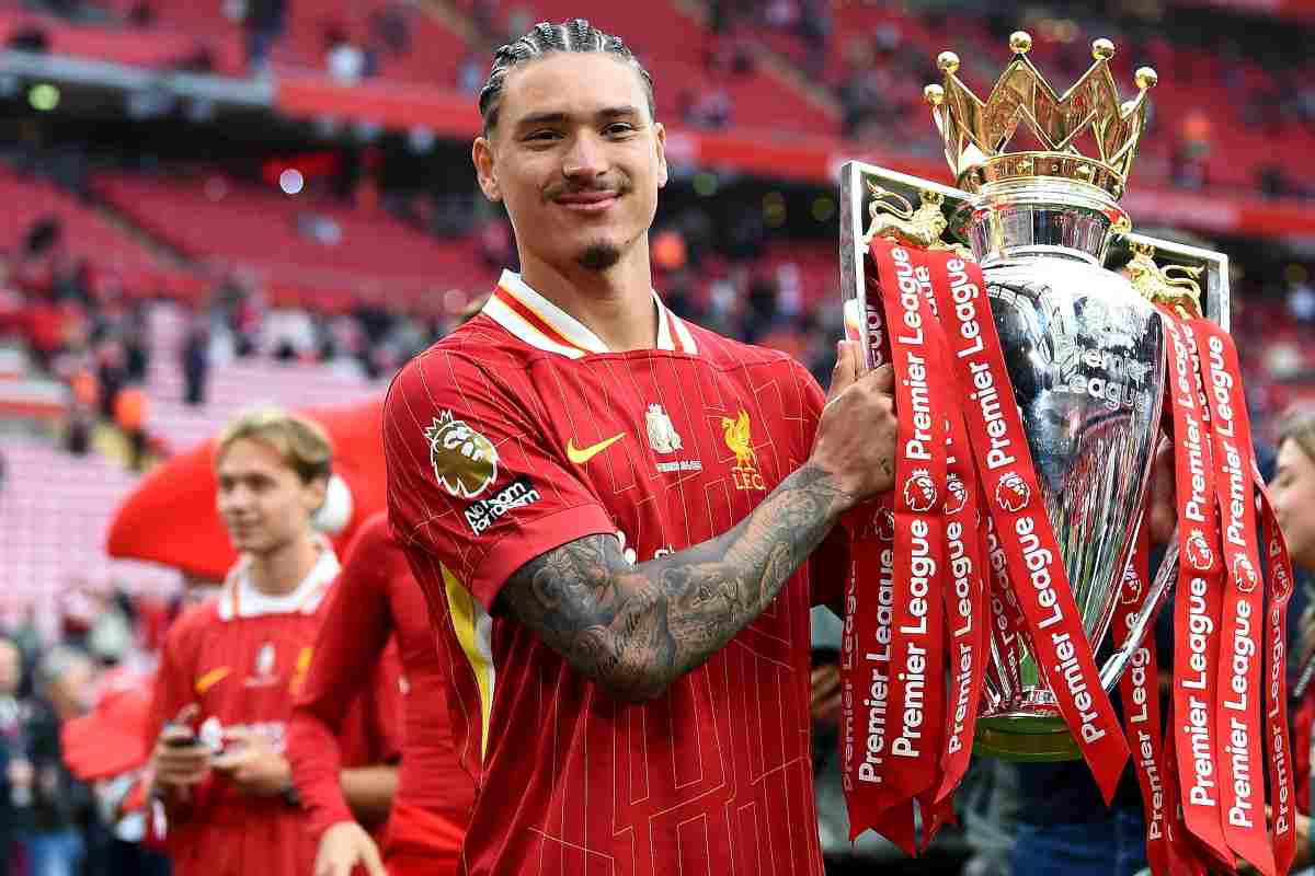 Darwin Nunez alza il trofeo della Premier League