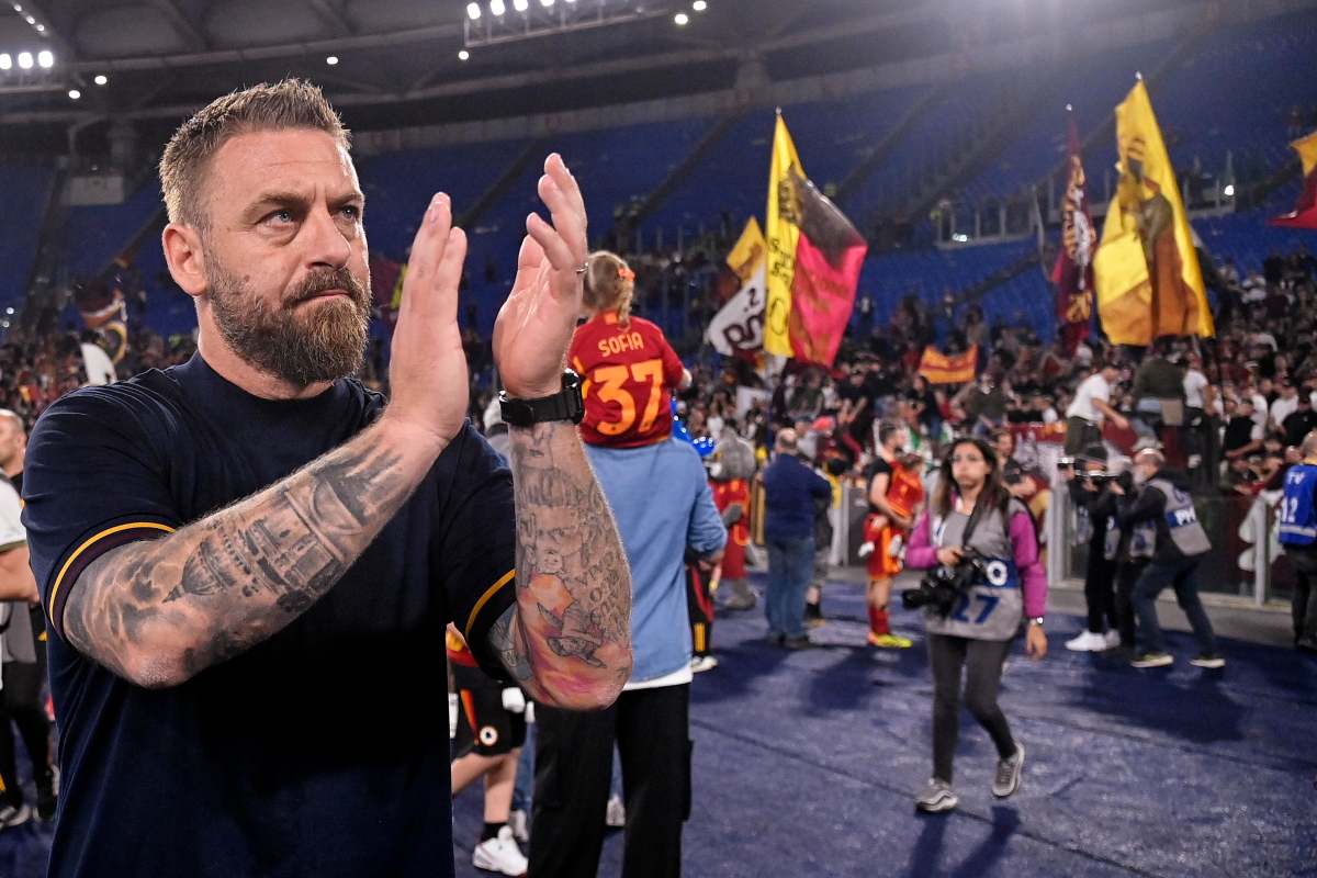 Daniele De Rossi saluta applaudendo i tifosi della Roma