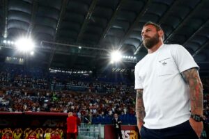 Daniele De Rossi con le mani nelle tasche durante un match