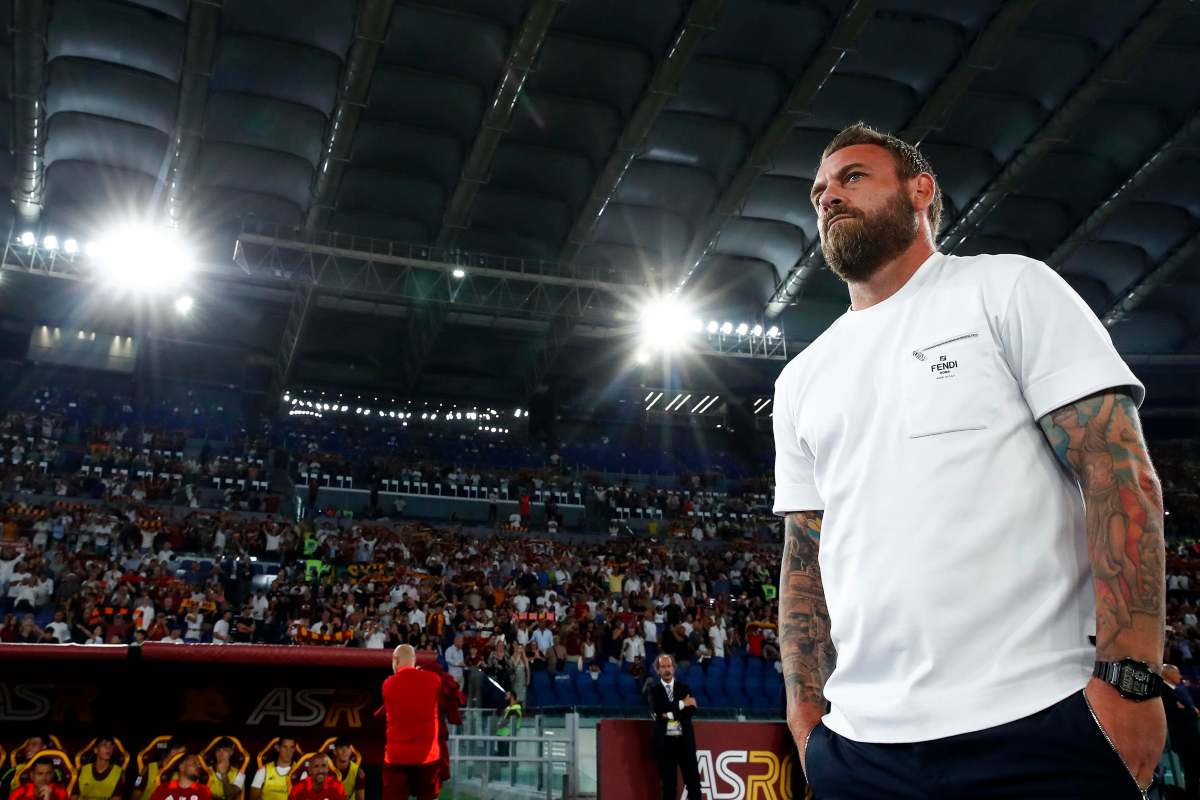 Daniele De Rossi con le mani nelle tasche durante un match