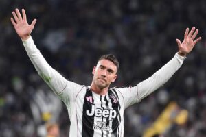 Dusan Vlahovic esulta con i tifosi
