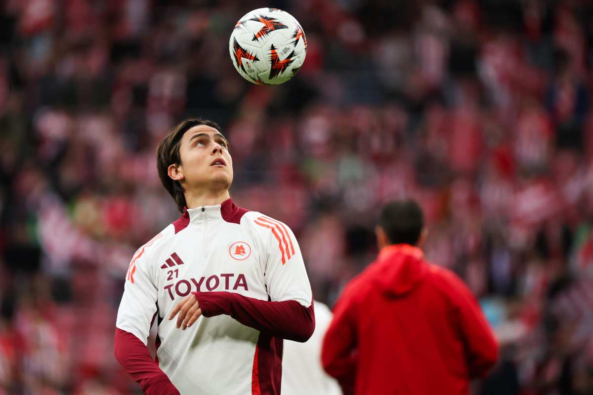 Dybala palleggia in campo