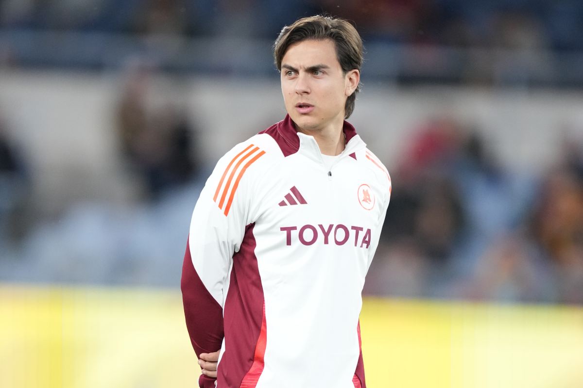 Paulo Dybala osserva