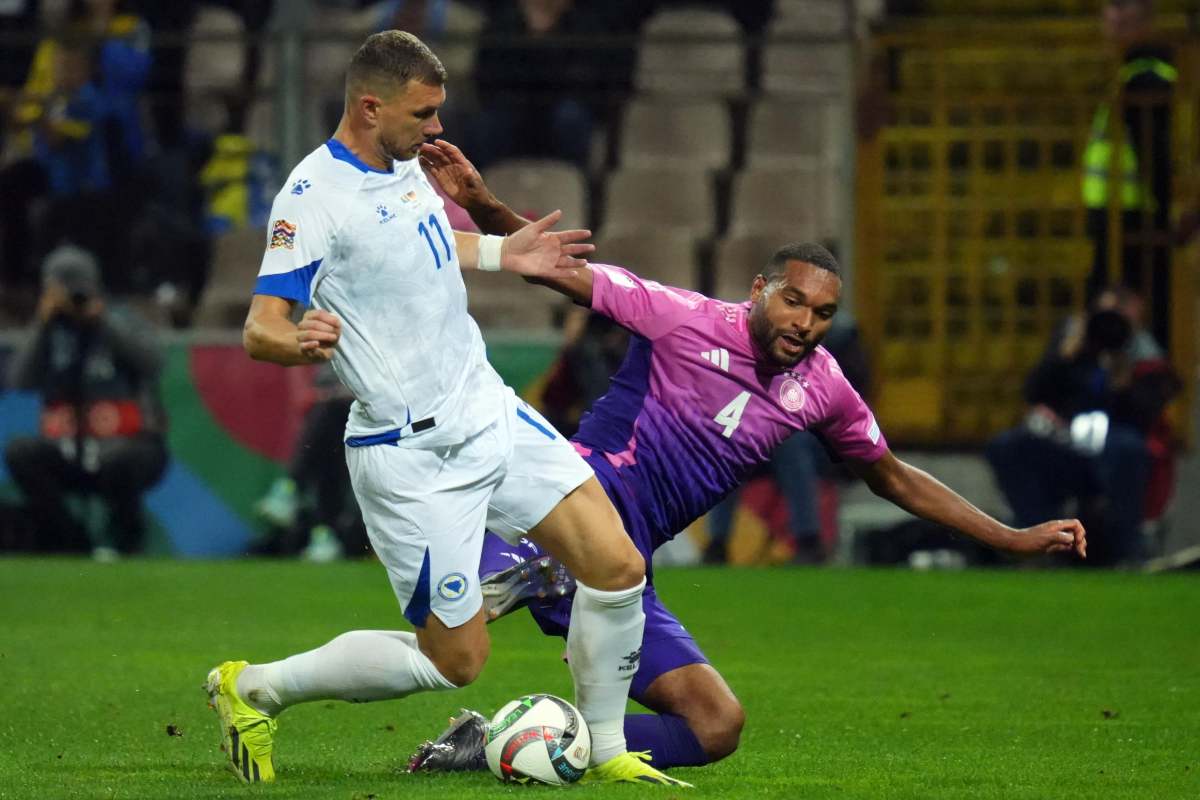 Edin Dzeko protegge palla dall'attacco di Tah
