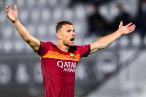 Edin Dzeko allarga le braccia per protestare mentre gioca con la Roma