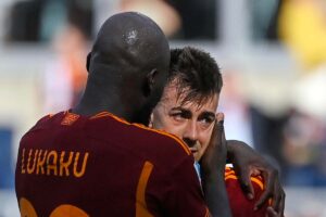 Stephan El Sharaawy abbraccia Lukaku dopo un gol con la Roma