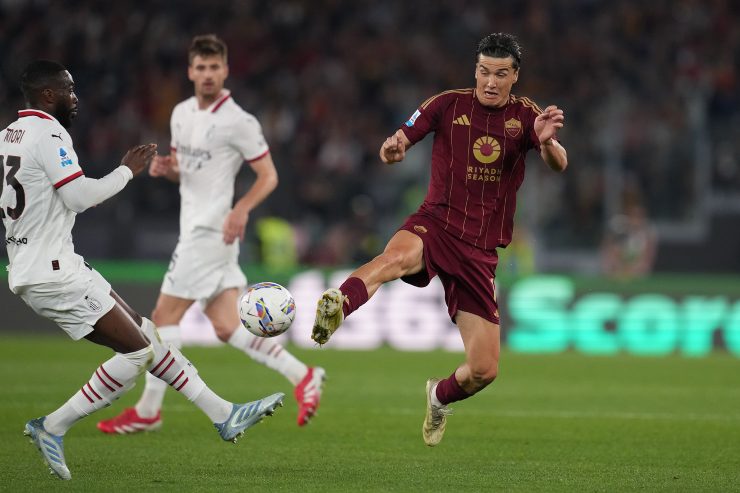 Eldor Shomurodov contende il pallone a Tomori del Milan