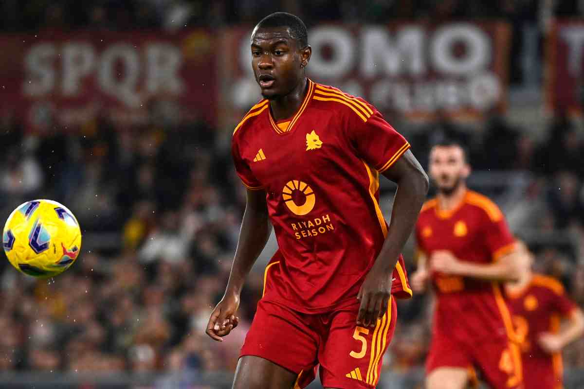 Evan Ndicka in campo con la Roma