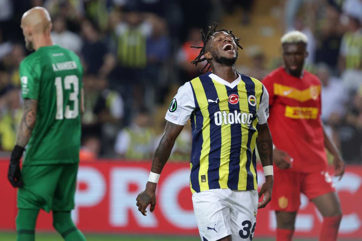 Fred con la maglia del Fenerbahce