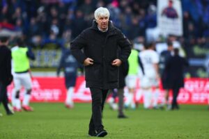 Gian Piero Gasperini cammina sul terreno di gioco con le mani nelle tasche
