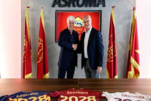 Gian Piero Gasperini stringe la mano a Ranieri nella sala di Trigoria