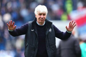 Gasperini sorride con le braccia alzate