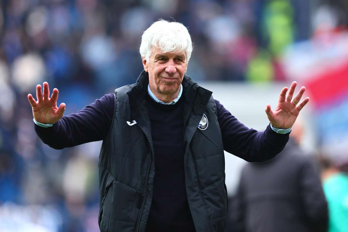 Gasperini sorride con le braccia alzate
