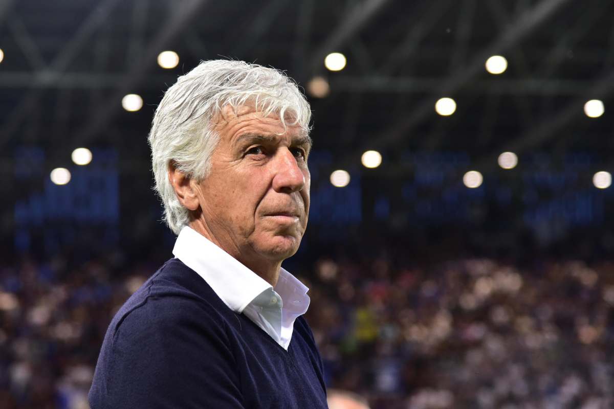 Gian Piero Gasperini osserva dalla panchina