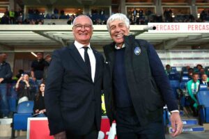 Gasperini abbraccia Ranieri in panchina