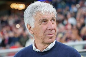 Gian Piero Gasperini guarda la tribuna