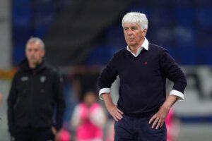 Gian Piero Gasperini in piedi, con le mani sui fianchi e con un'espressione preoccupata