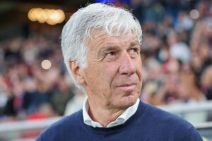 Gian Piero Gasperini guarda gli spalti