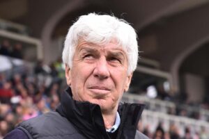 Gian Piero Gasperini guarda gli spalti