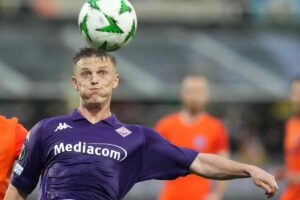 Albert Gudmundsson in azione con la Fiorentina