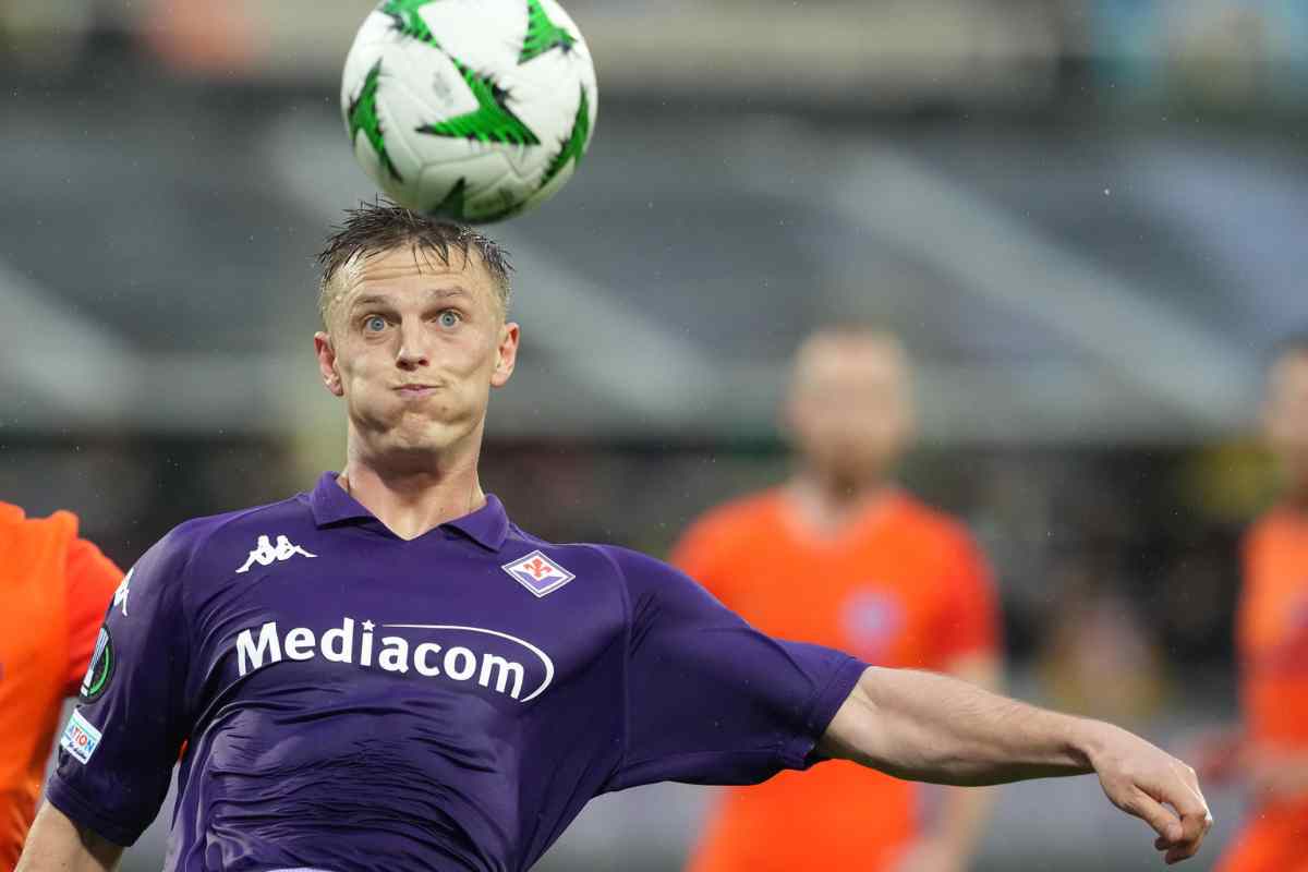 Albert Gudmundsson in azione con la Fiorentina
