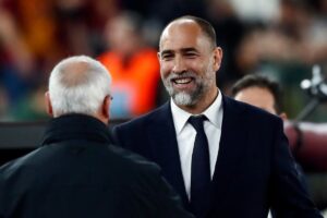 Igor Tudor saluta Claudio Ranieri all'Olimpico
