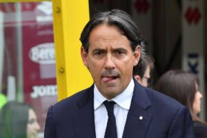 Primo piano di Simone Inzaghi con la lingua di fuori