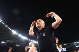 Italiano esulta con i tifosi del Bologna dopo aver vinto la Coppa Italia