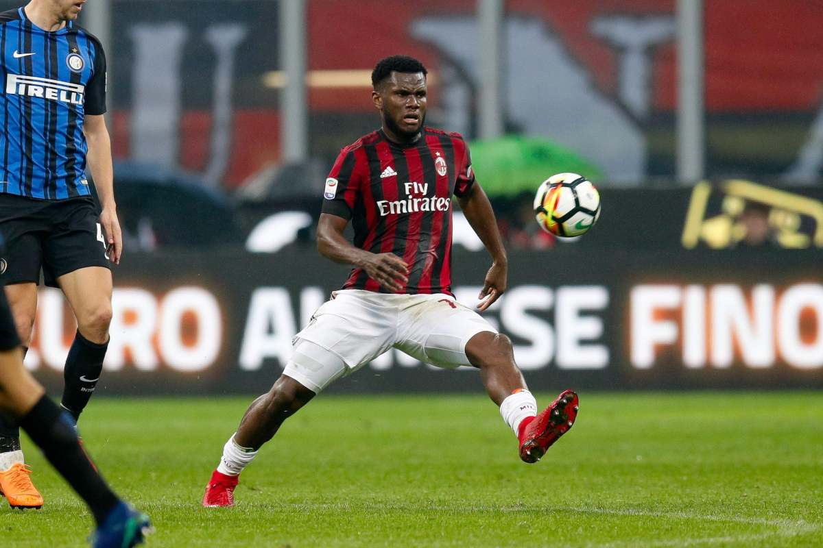 Franck Kessié controlla il pallone con la maglia del Milan