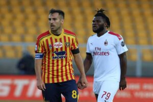 Franck Kessié cammina in campo con la maglia del Milan
