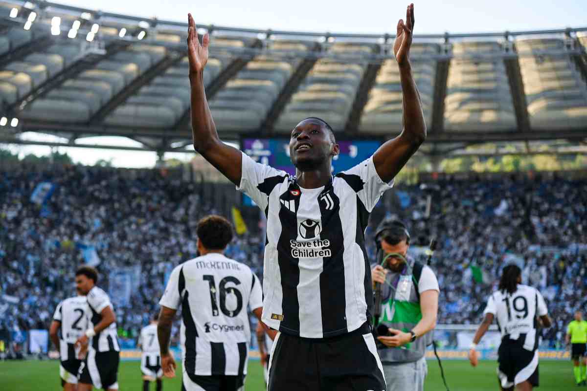 Kolo Muani esulta con la Juve