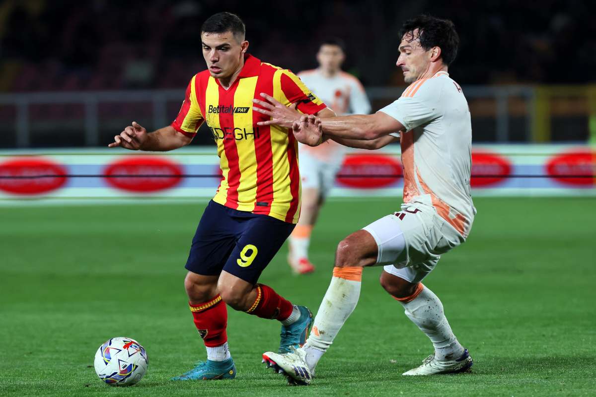 Nikola Krstovic protegge il pallone da Hummels