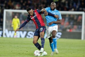 Jhon Lucumì protegge il pallone difendendolo dall'attacco di Lukaku