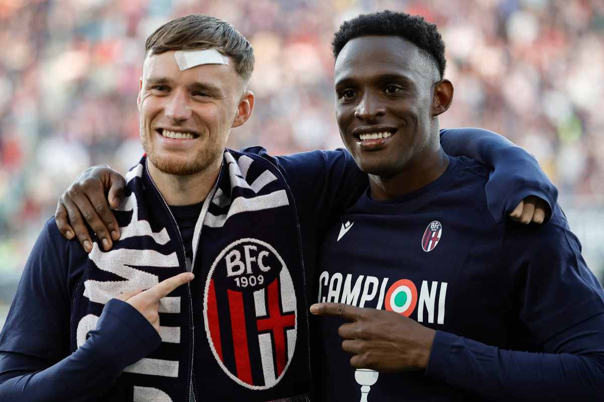 Lucumì festeggia con la maglia del Bologna