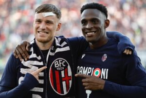 Lucumì in campo con Sam Beukema con il Bologna dopo l'ultima giornata di campionato