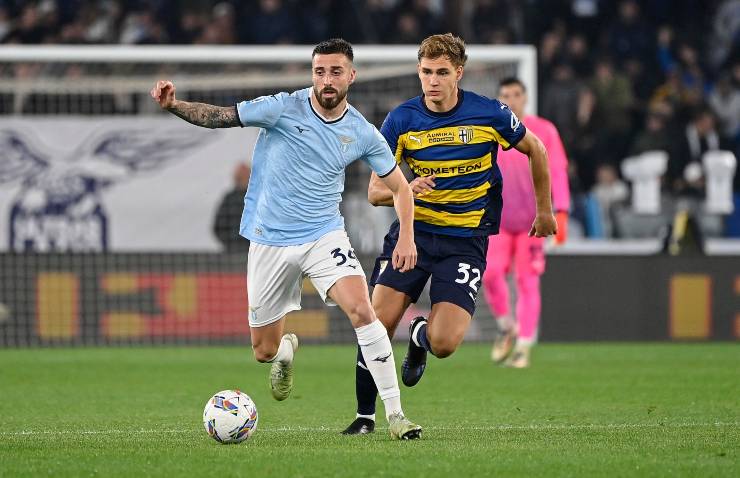 Mario Gila in azione contro il Parma