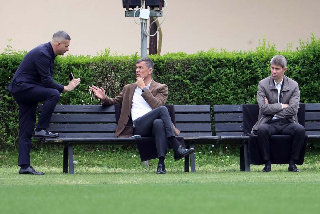 Frederic Massara a braccia conserte seduto vicino a Paolo Maldini