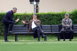 Frederic Massara a braccia conserte seduto vicino a Paolo Maldini