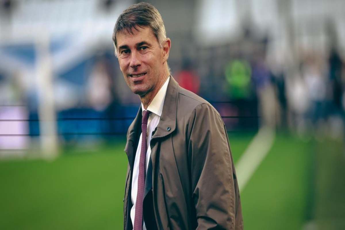 Frederic Massara passeggia sorridente sul campo da gioco