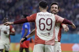 Mikautadze esulta dopo un gol