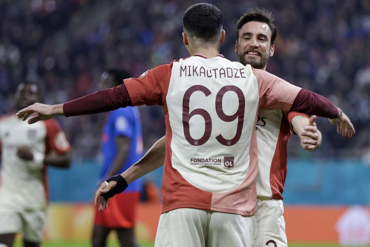 Mikautadze esulta dopo un gol
