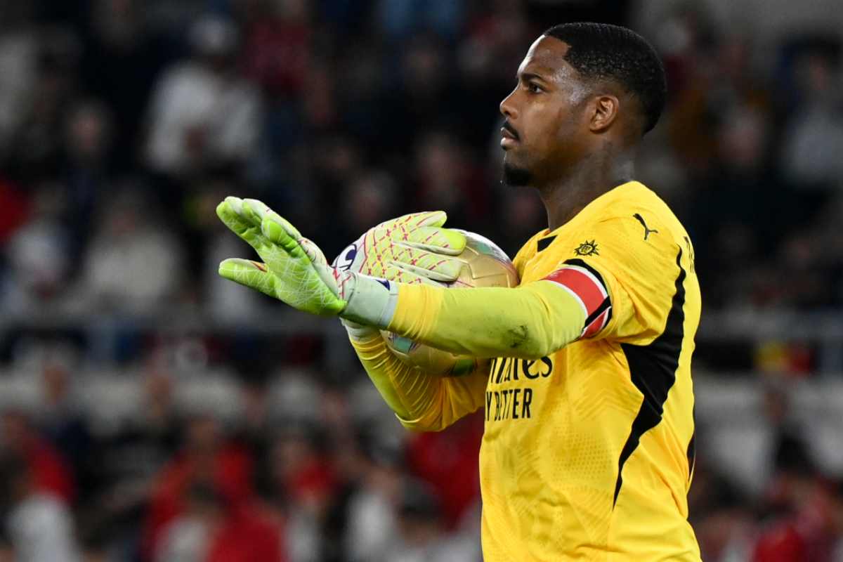 Maignan con la maglia del Milan