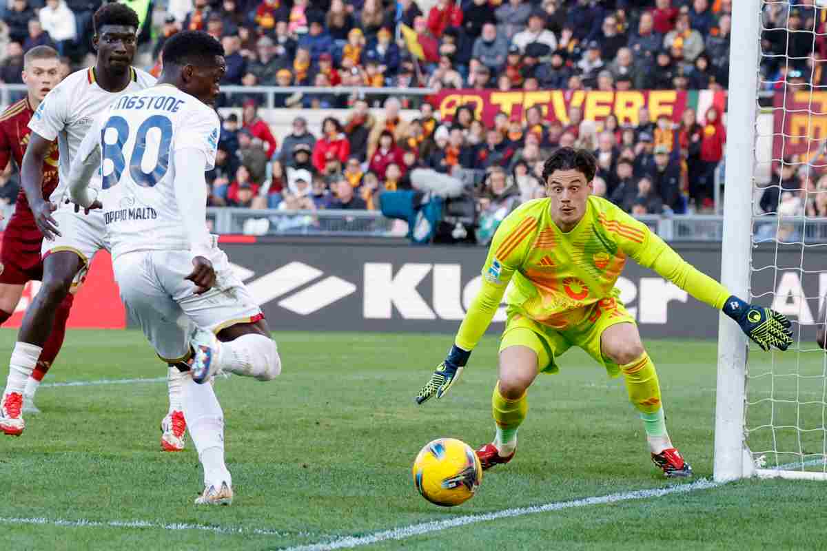 Svilar con la maglia della Roma