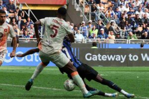 NDicka contrasta Bisseck a San Siro
